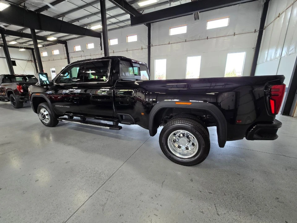 2025 GMC Sierra 5th Gen - Image 7 of 16