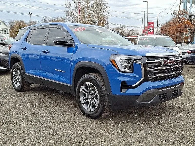 2025 GMC Terrain - Image 2 of 12