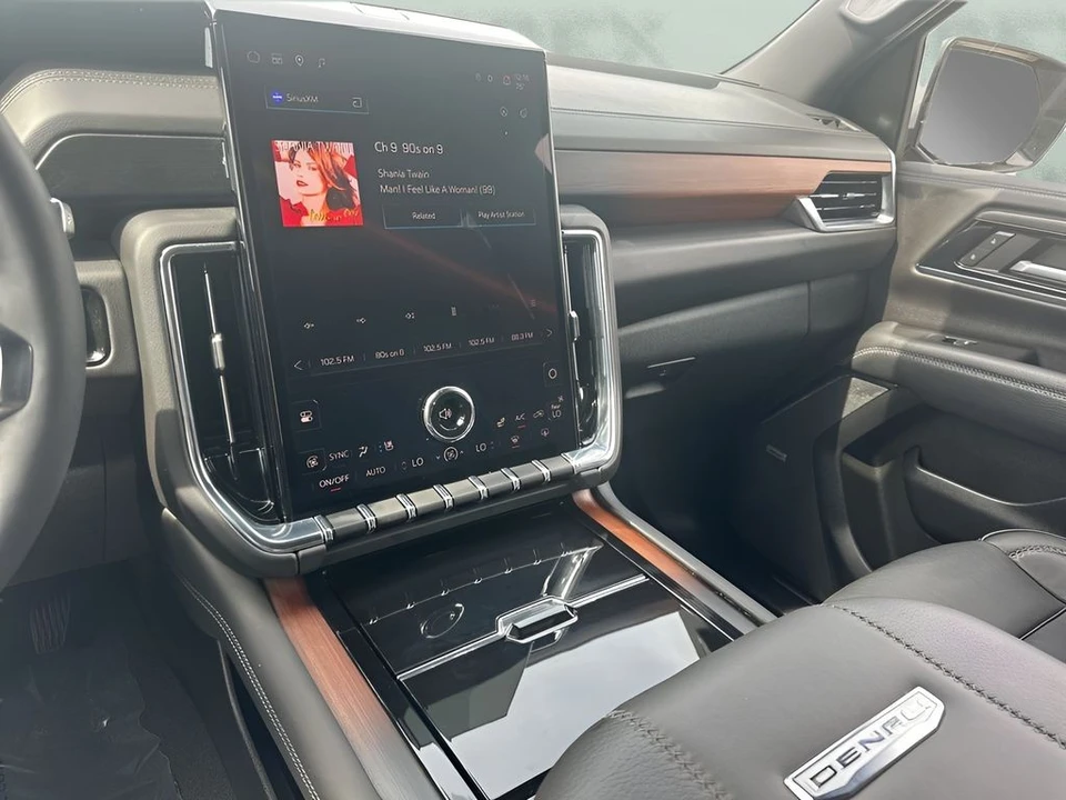 2025 GMC Yukon 5th Gen - Image 18 of 21