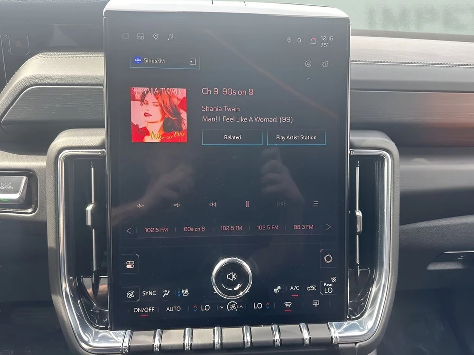 2025 GMC Yukon 5th Gen - Image 19 of 21