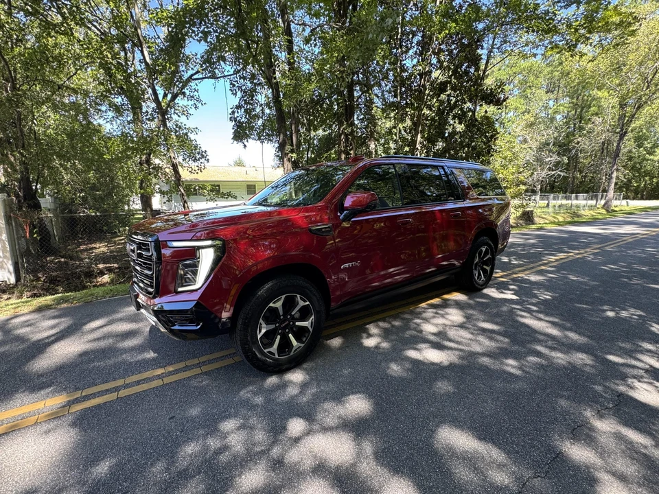 2025 GMC Yukon 5th Gen - Image 28 of 31