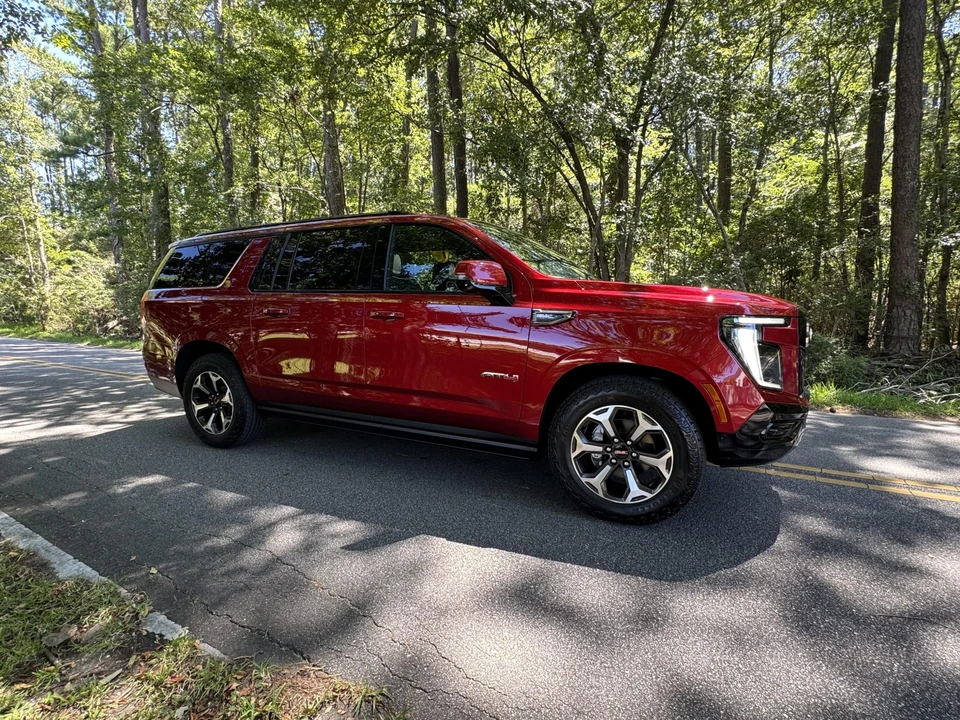 2025 GMC Yukon 5th Gen - Image 25 of 31