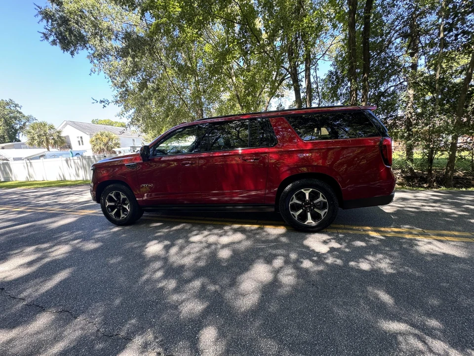 2025 GMC Yukon 5th Gen - Image 19 of 31