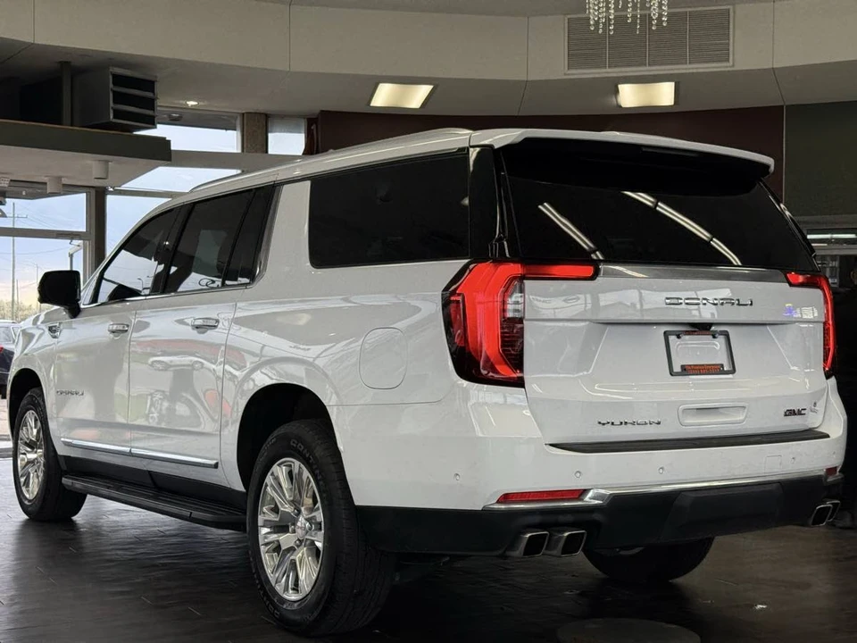 2025 GMC Yukon 5th Gen - Image 17 of 21