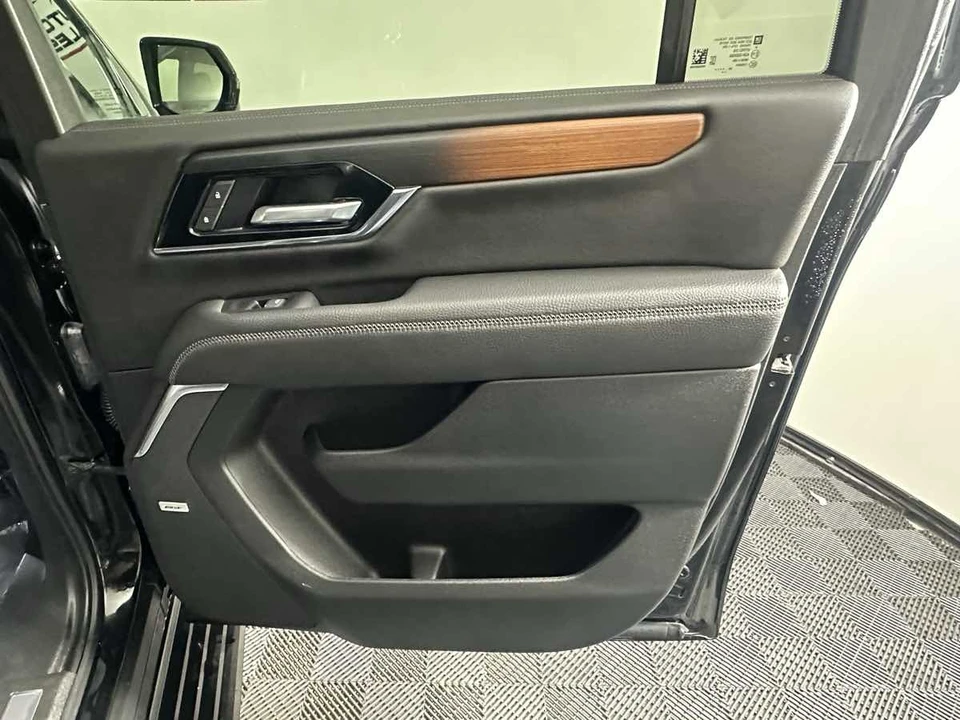 2025 GMC Yukon 5th Gen - Image 19 of 21
