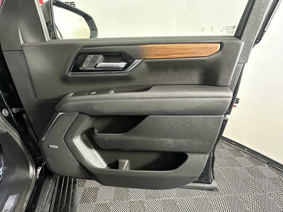2025 GMC Yukon 5th Gen - Image 17 of 21