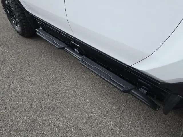 2025 GMC Hummer EV - Image 4 of 9