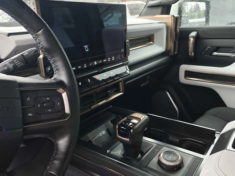 2025 GMC Hummer EV - Image 12 of 13