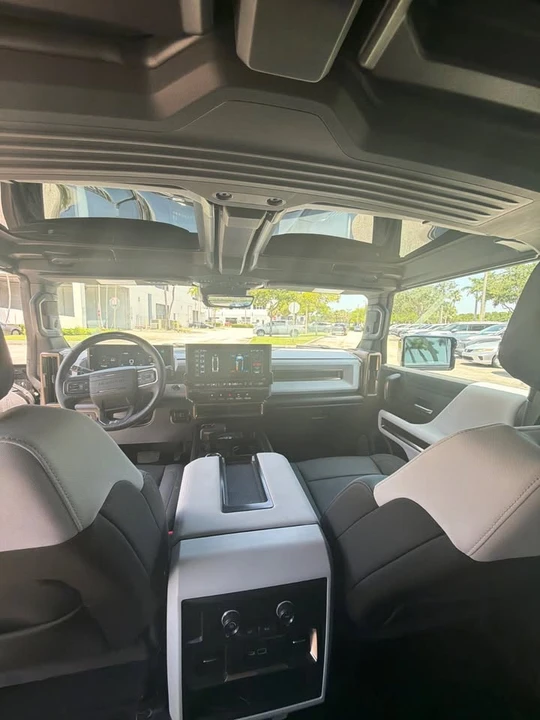 2025 GMC Hummer EV - Image 6 of 10