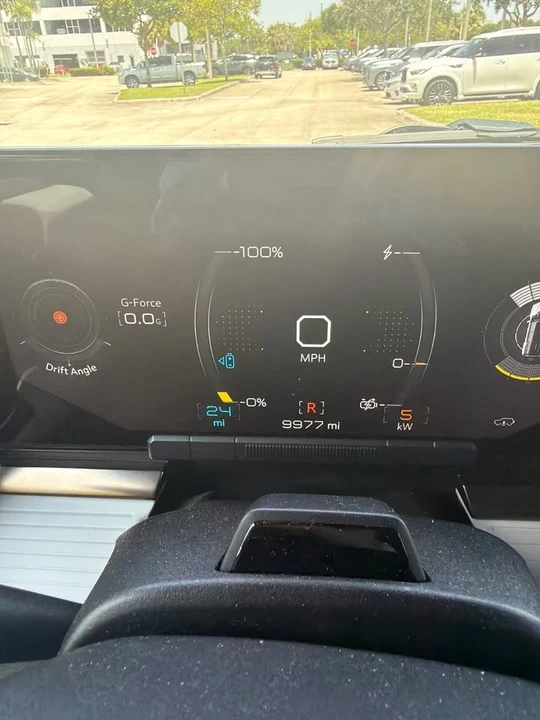 2025 GMC Hummer EV - Image 10 of 10