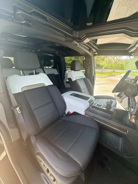 2025 GMC Hummer EV - Image 8 of 10