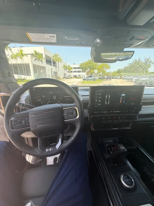 2025 GMC Hummer EV - Image 7 of 10