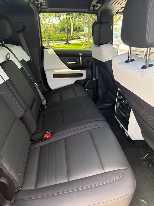 2025 GMC Hummer EV - Image 9 of 10