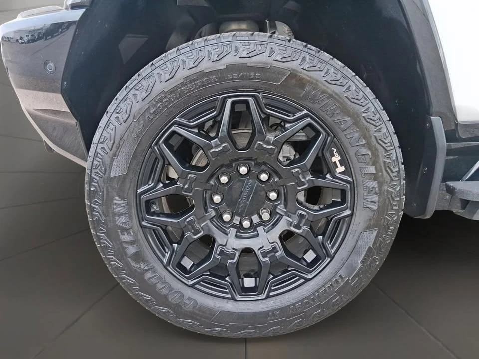 2025 GMC Hummer EV - Image 10 of 12
