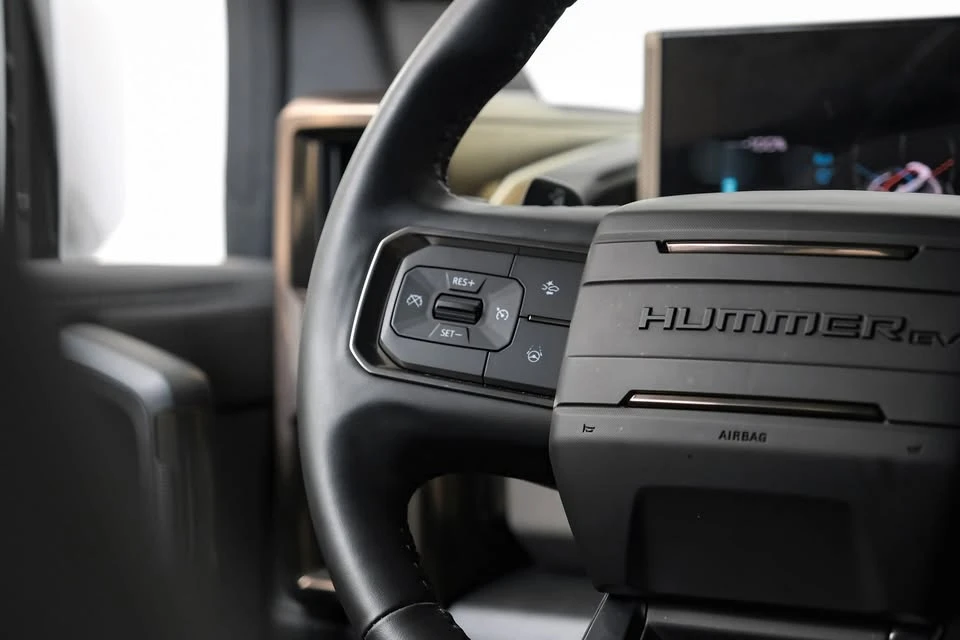 2025 GMC Hummer EV - Image 17 of 17