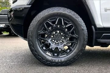 2025 GMC Hummer EV - Image 8 of 20