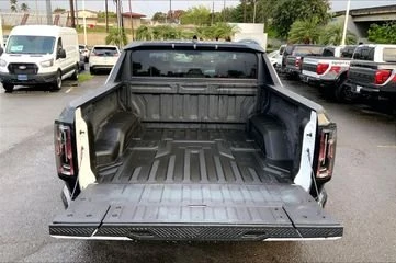 2025 GMC Hummer EV - Image 18 of 20