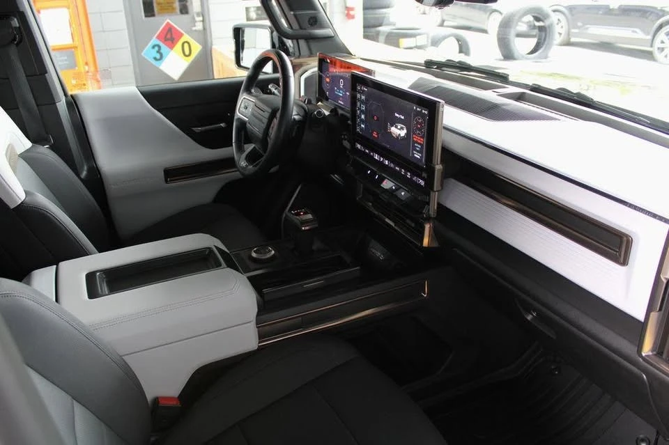 2025 GMC Hummer EV - Image 14 of 20