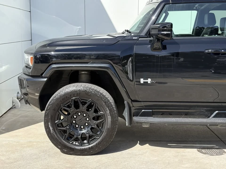 2025 GMC Hummer EV - Image 5 of 9
