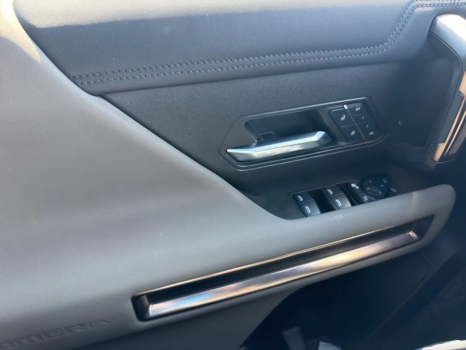 2025 GMC Hummer EV - Image 11 of 16