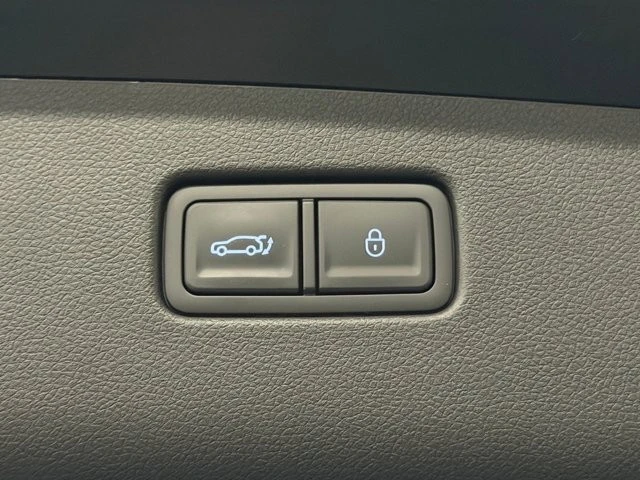 2025 Genesis GV70 - Image 16 of 31