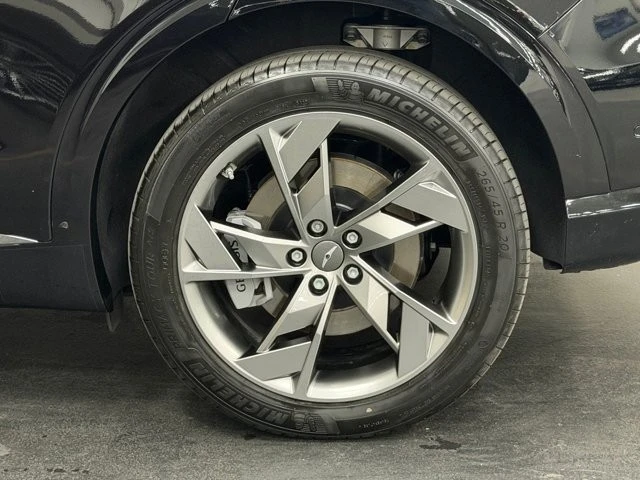 2025 Genesis GV70 - Image 17 of 31