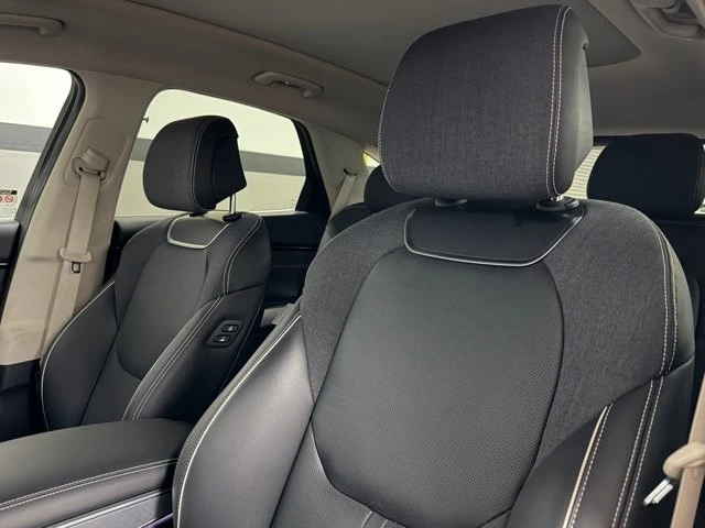 2025 Genesis GV70 - Image 24 of 31