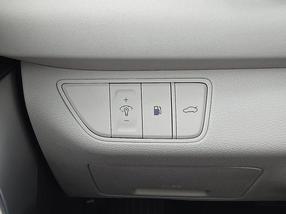 2025 Genesis G70 - Image 12 of 16