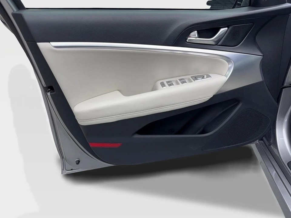 2025 Genesis G70 - Image 31 of 31