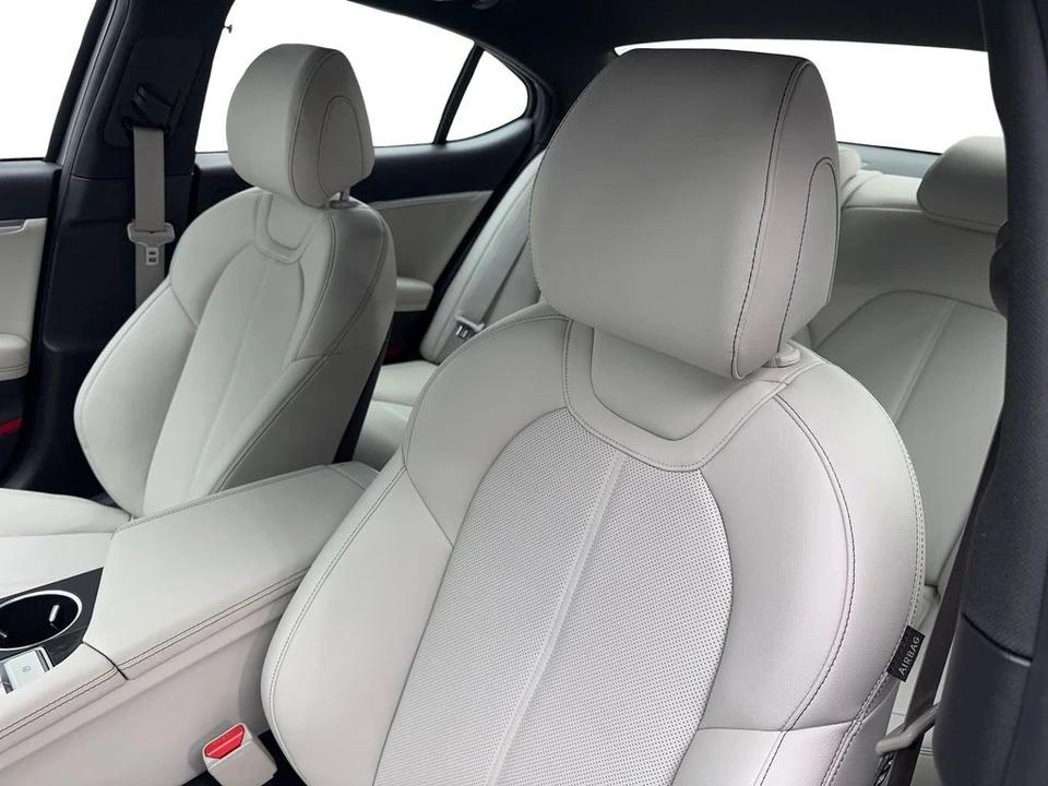 2025 Genesis G70 - Image 27 of 31