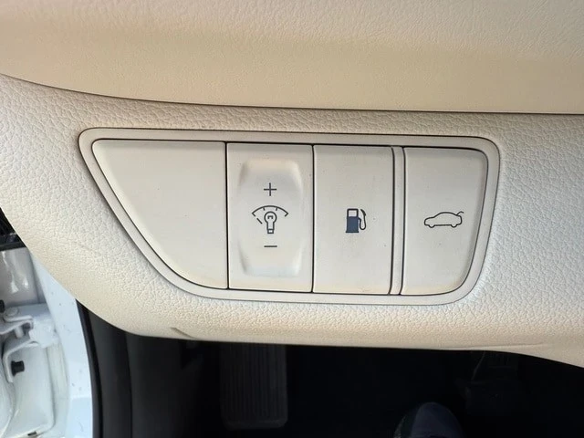 2025 Genesis G70 - Image 14 of 21