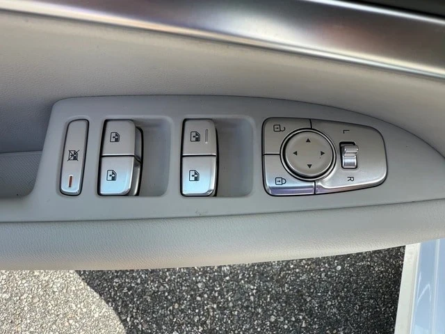 2025 Genesis G70 - Image 12 of 21