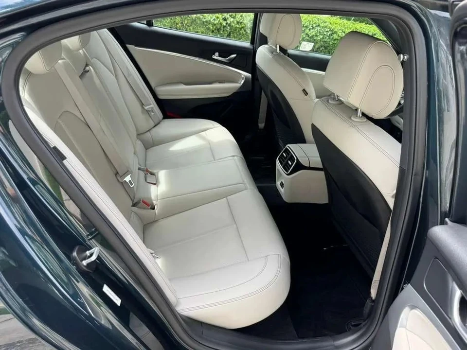 2025 Genesis G70 - Image 10 of 12