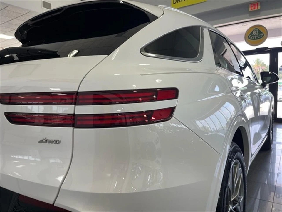 2025 Genesis G70 - Image 17 of 31
