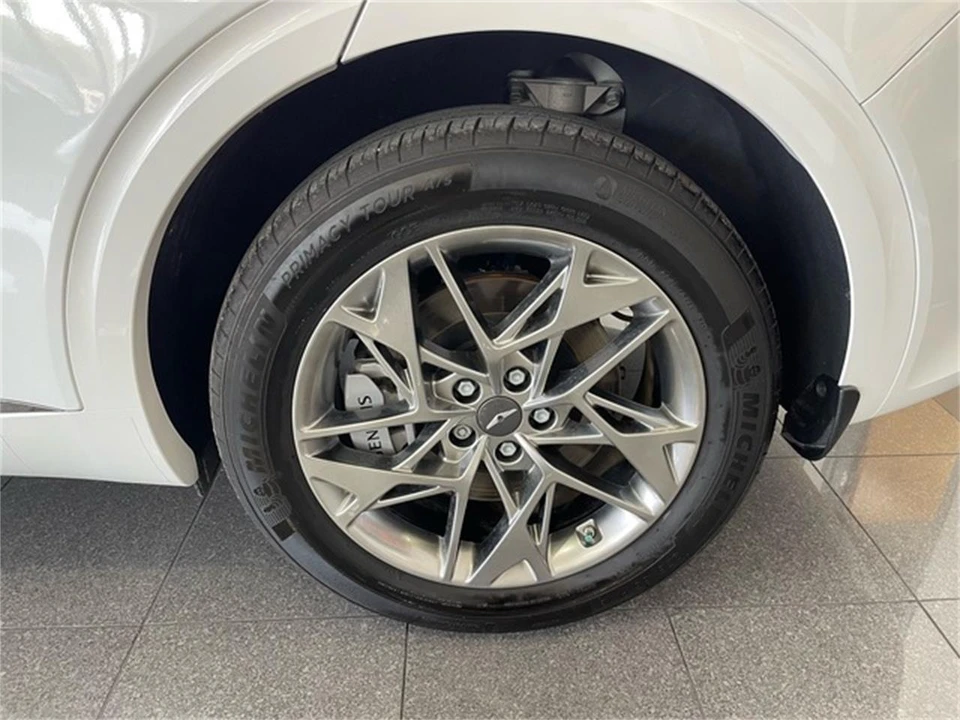 2025 Genesis G70 - Image 21 of 31