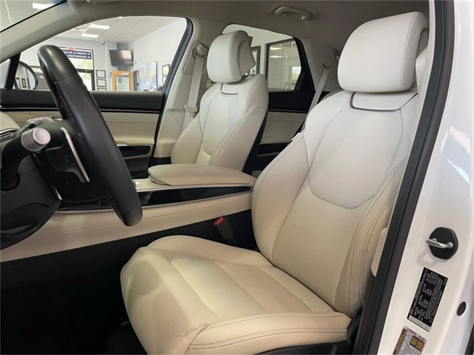 2025 Genesis G70 - Image 25 of 31