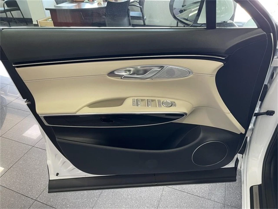 2025 Genesis G70 - Image 22 of 31