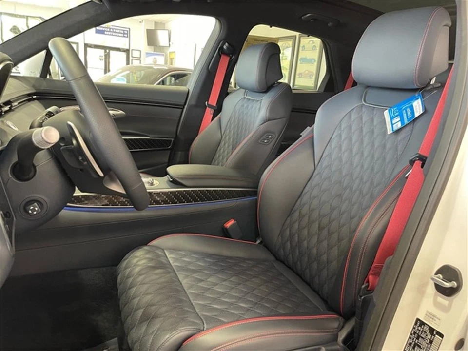 2025 Genesis G70 - Image 28 of 31