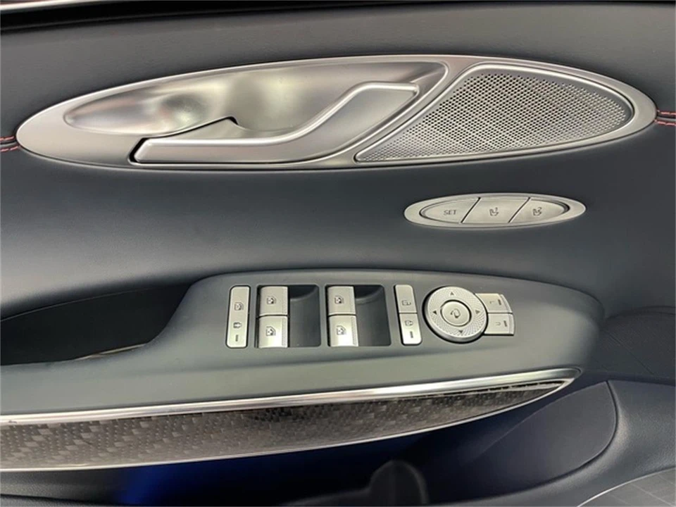 2025 Genesis G70 - Image 24 of 31