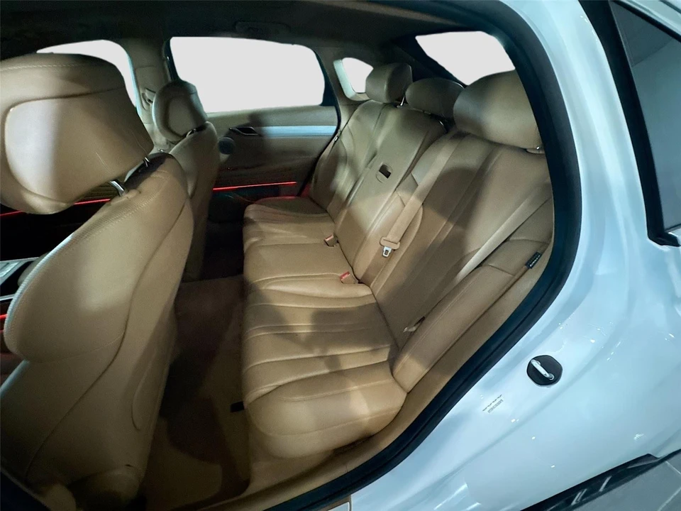 2025 Genesis G80 - Image 18 of 21