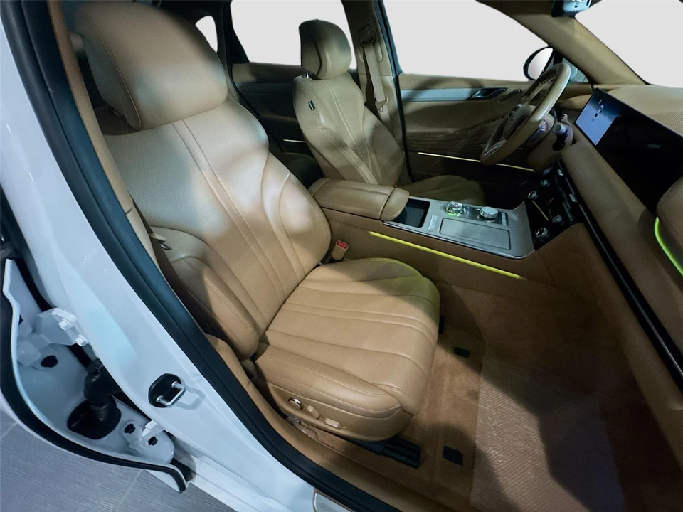 2025 Genesis G80 - Image 14 of 16