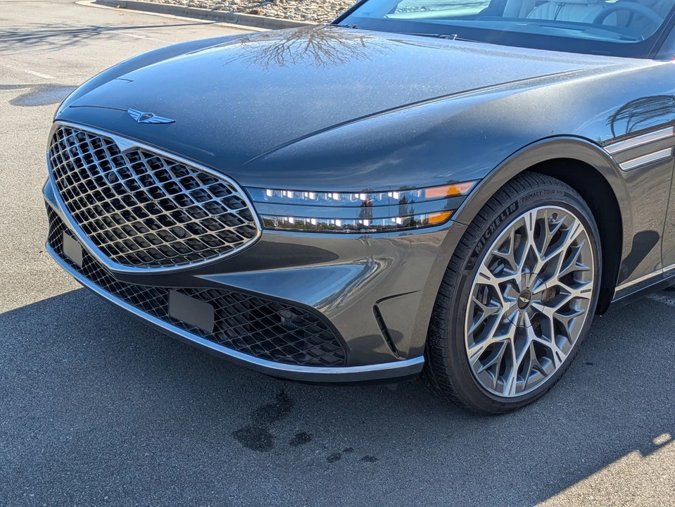 2025 Genesis G90 - Image 10 of 12