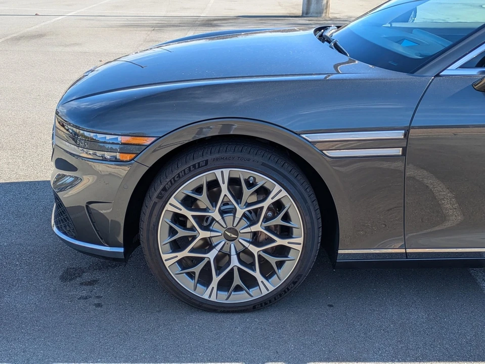 2025 Genesis G90 - Image 11 of 12