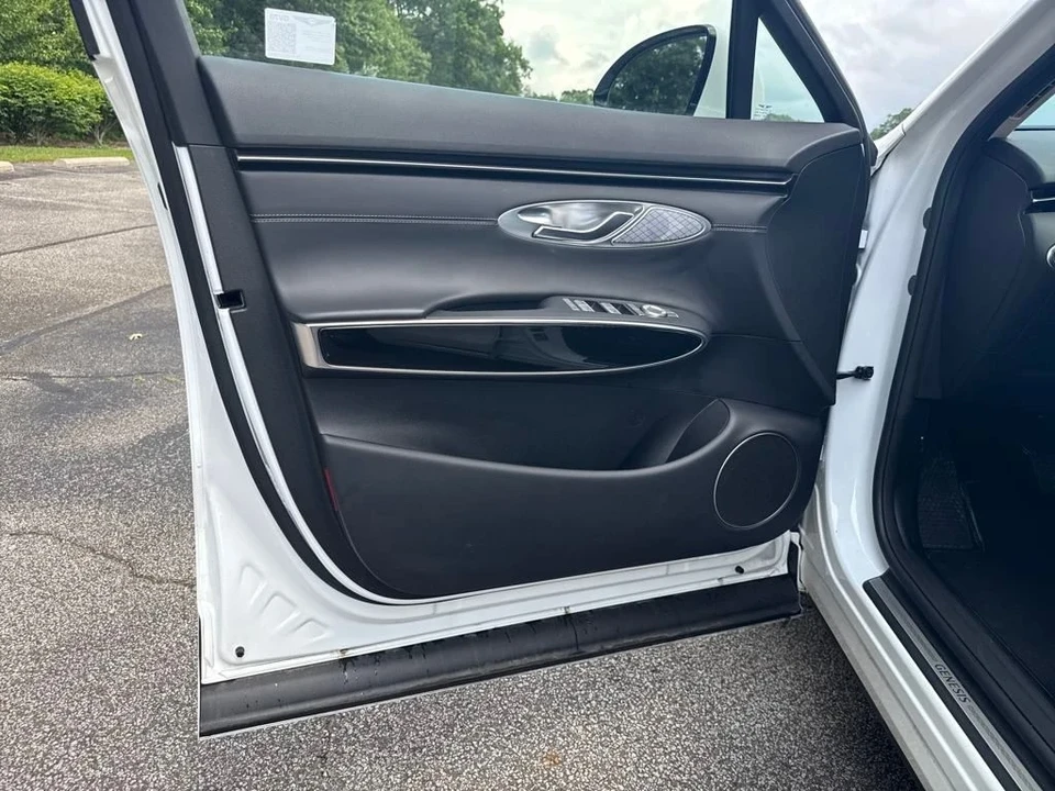 2025 Genesis GV70 - Image 10 of 12