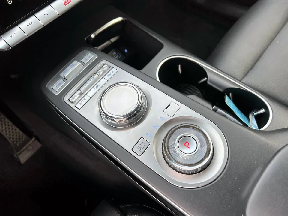 2025 Genesis GV70 - Image 17 of 21