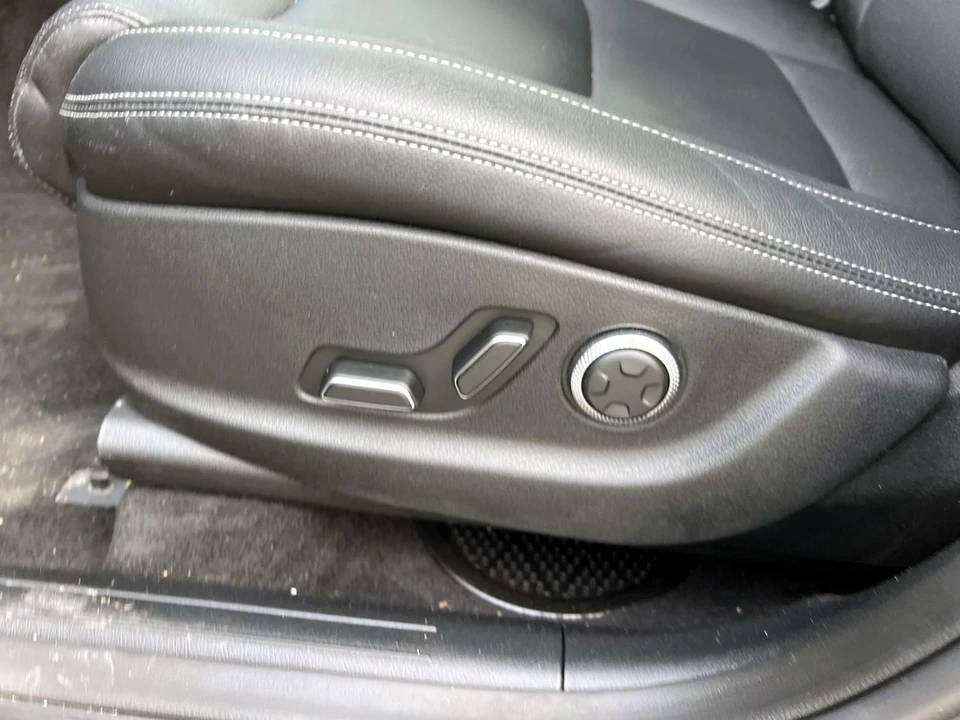 2025 Genesis GV70 - Image 14 of 21