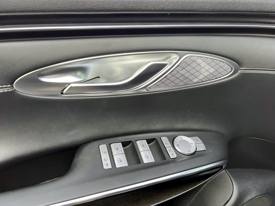 2025 Genesis GV70 - Image 19 of 21