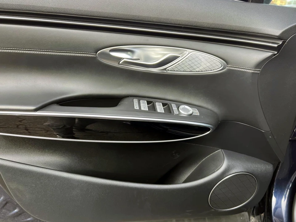 2025 Genesis GV70 - Image 15 of 21