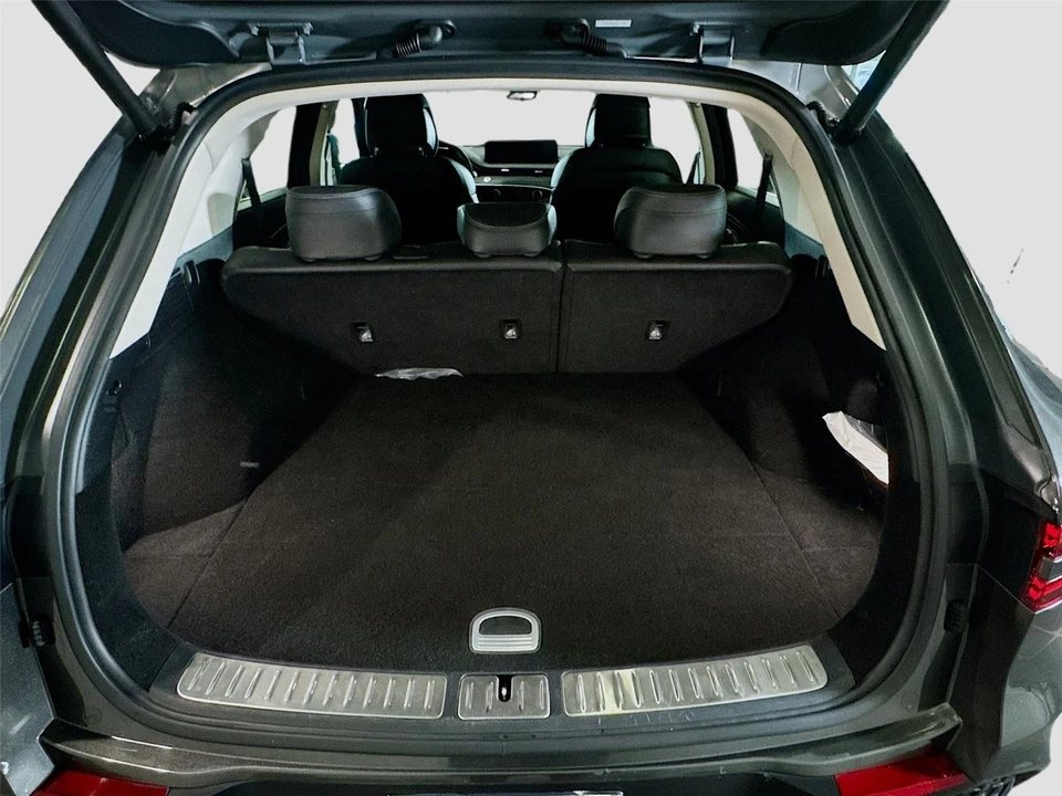 2025 Genesis GV70 - Image 18 of 31
