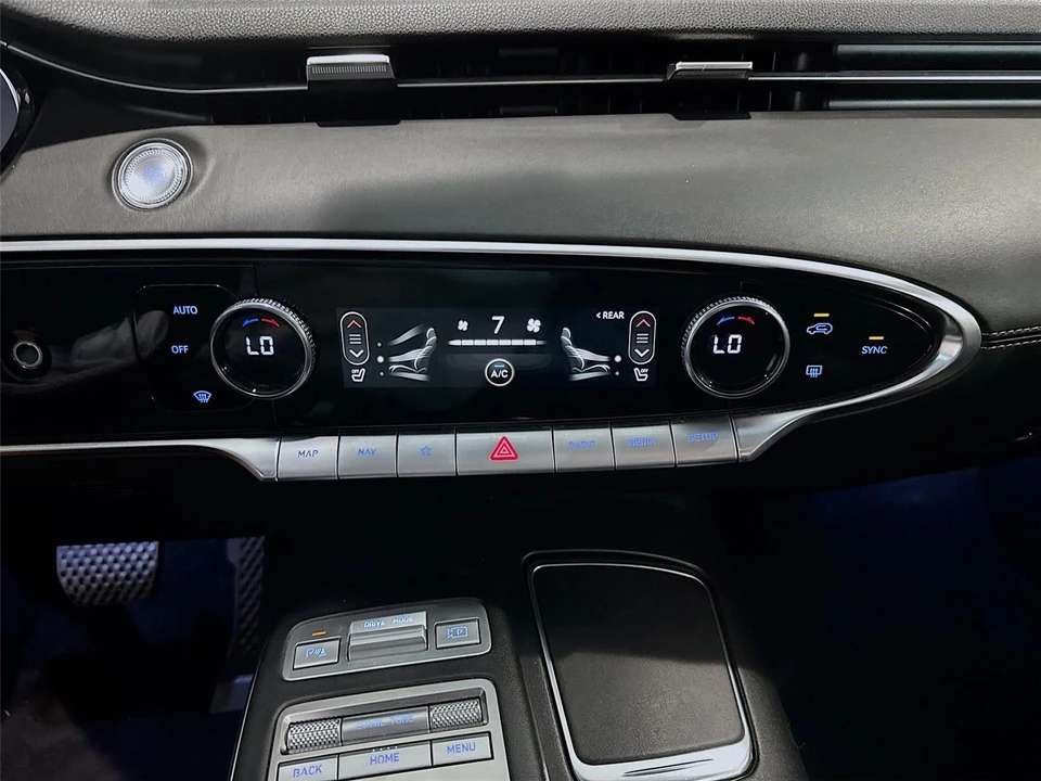 2025 Genesis GV70 - Image 13 of 31